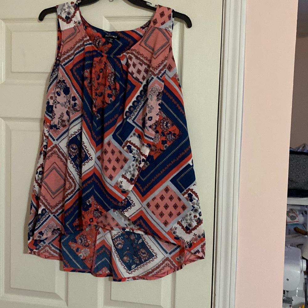 Sleeveless floral shirt. Front crossover pieces.